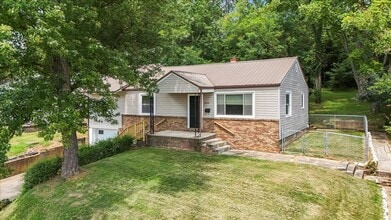 Building Photo - 4 bedroom, 2 bath home with den and garage...
