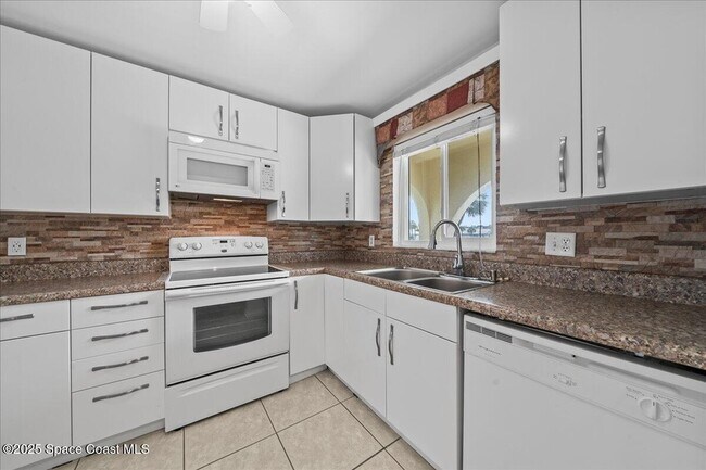 Building Photo - 201 St Lucie Ln