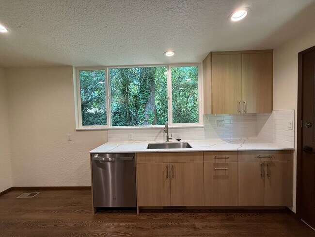 Building Photo - 3 Bed 2.5 Bath in the Heart of Bellevue