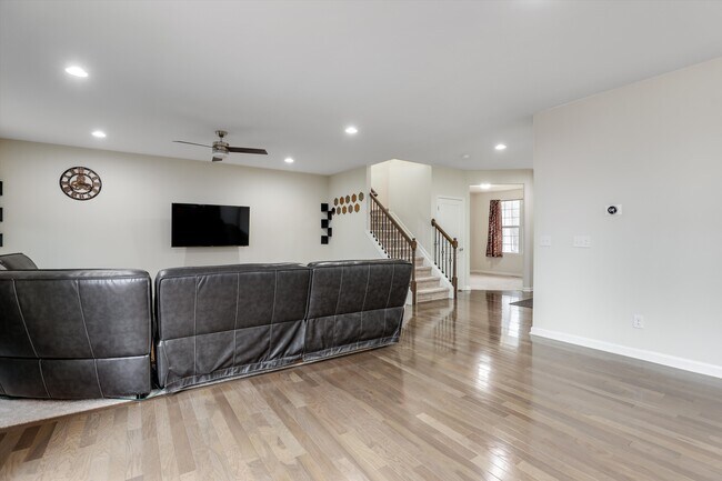 Building Photo - 6117 Branch Dr