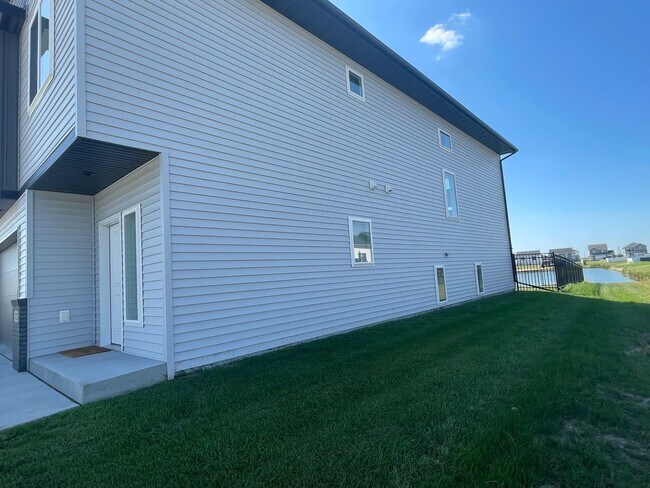 Building Photo - Single Family Home 4bed/3bath 2 stall garage