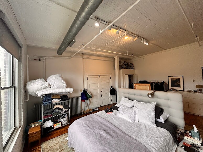 Building Photo - 1800 Central St