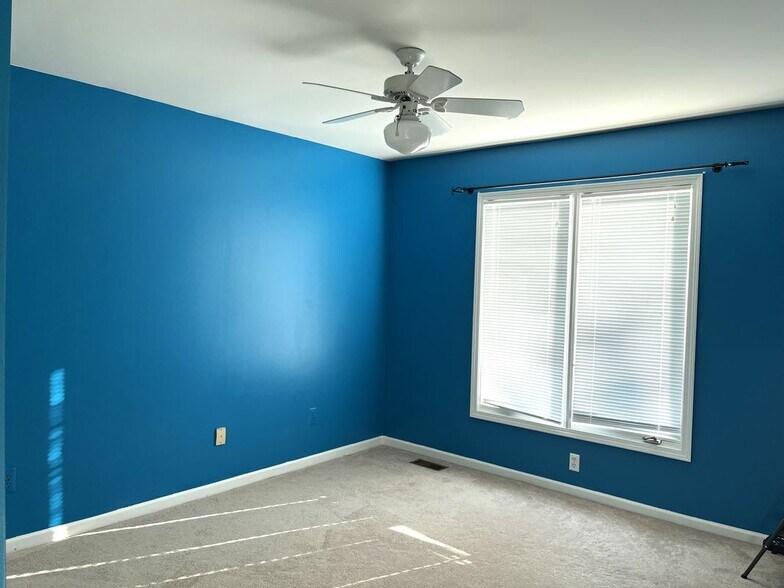 Building Photo - 1841 Grayslake Dr