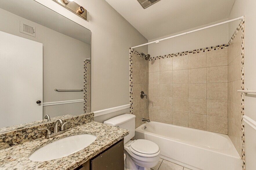 Building Photo - 1405 Huntingdon Chase