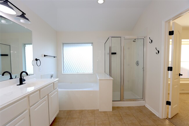 Building Photo - 1902 Lantana Spring Ln