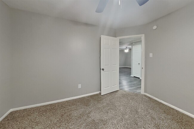 Building Photo - 719 Fernglade Dr