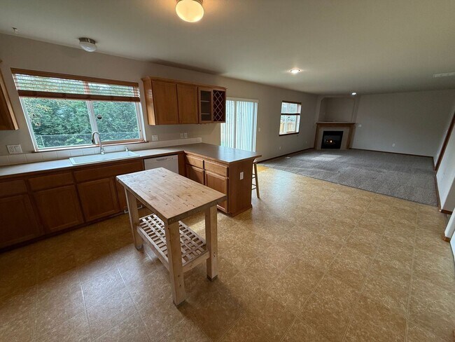 Building Photo - Beautiful 4 Bedroom in the Hidden Lake Community!