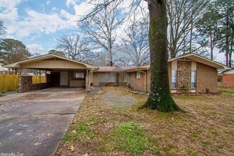 Building Photo - 702 S Elizabeth Ave