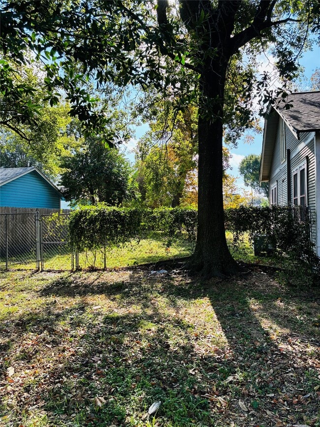 Building Photo - 702 Caplin St