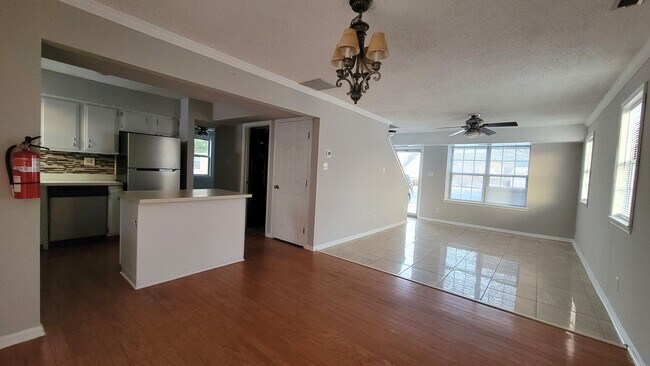 Building Photo - Spacious 3 bedroom house