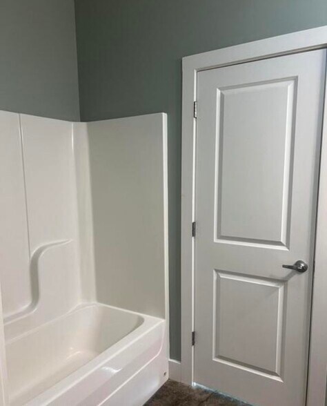 Building Photo - 212 Highland Oaks Ln