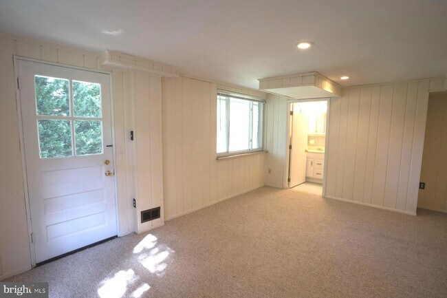 Building Photo - 5915 Ryland Dr