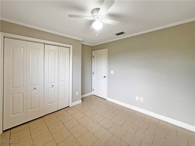 Building Photo - 4530 SW 10th Ave