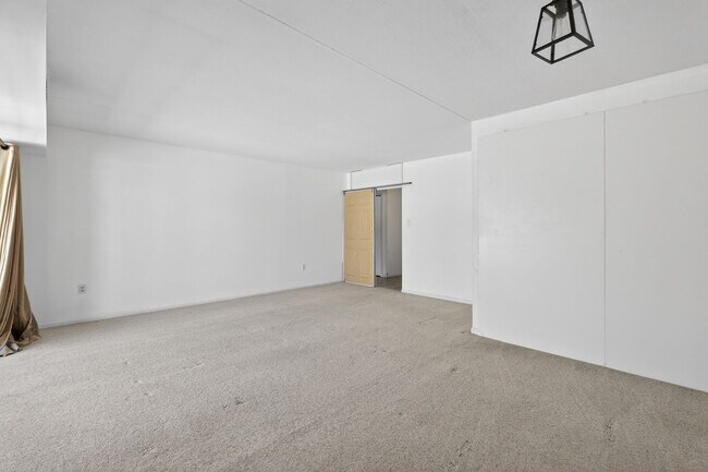 Building Photo - 1 Bedroom Condo Walking distance to UofD  Showing Saturday 3/14 11:30am-11:45