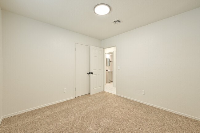 Building Photo - 2525 SE 47th St