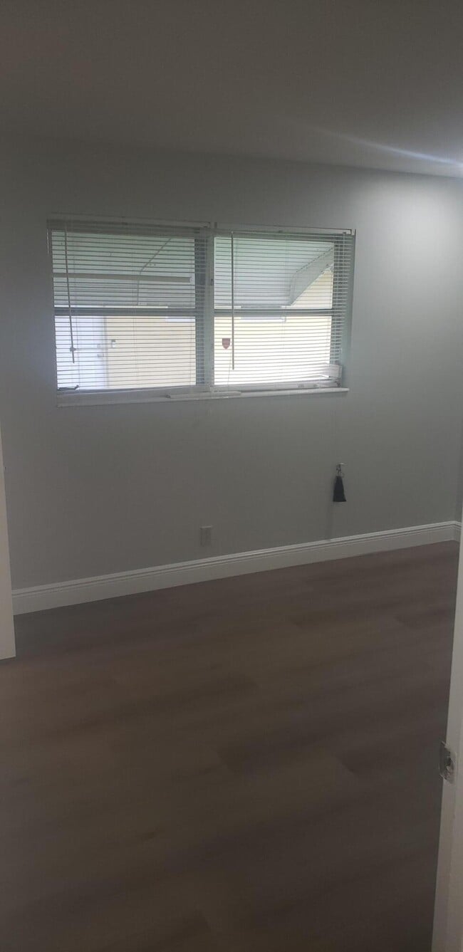 Building Photo - 4442 Golfers Dr W