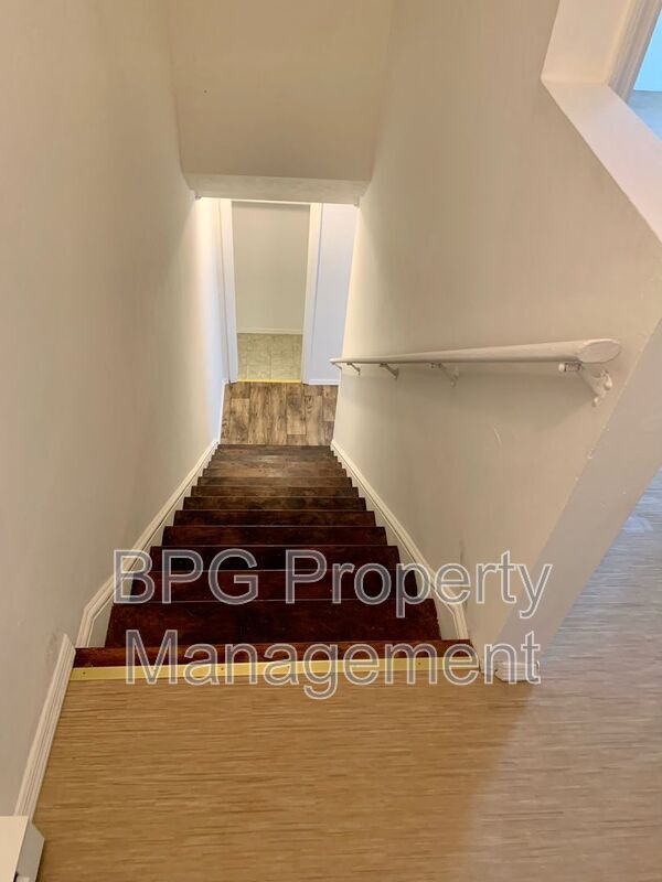 Building Photo - 123 Circle Dr