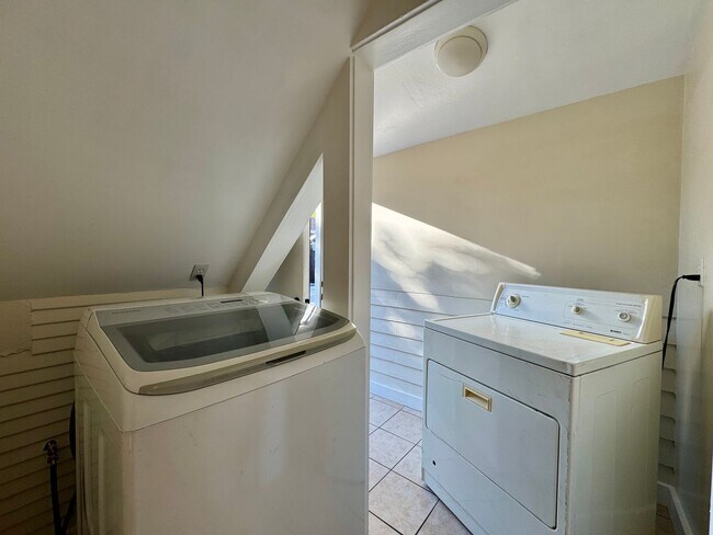 Building Photo - OAKVILLA