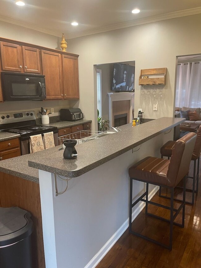 Building Photo - Cute Bungalow, Less Than Half Mile From We...