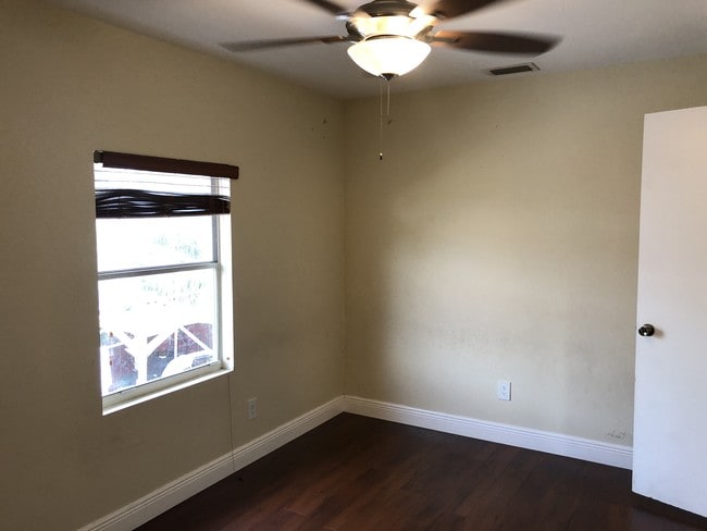 Building Photo - 812 W Lakewood Rd