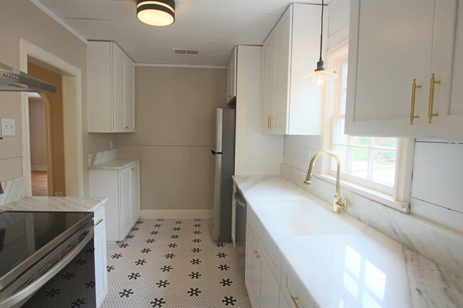 Building Photo - 130/130 1/2 Rowland Pl