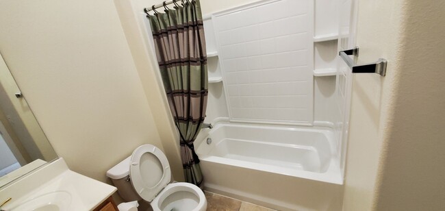 Building Photo - Apple Valley-Del Web Home, 2 Bedrooms,2 Ba...