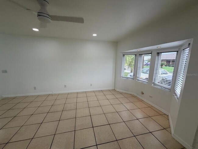 Building Photo - 2510 Sandalwood Dr