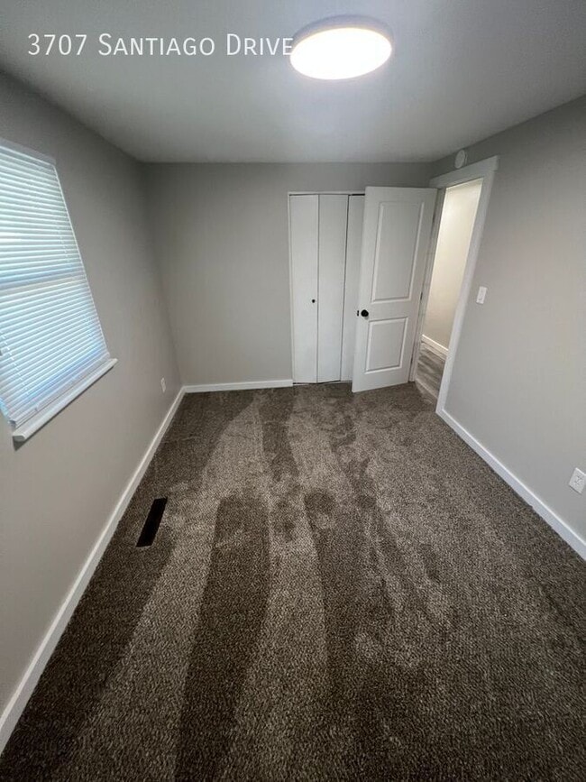 Building Photo - 3707 Santiago Dr