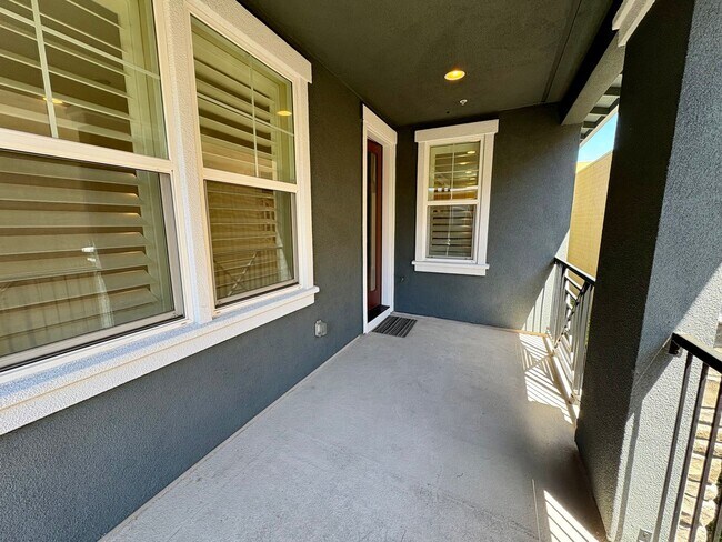 Building Photo - Spacious 4-Bedroom Townhouse