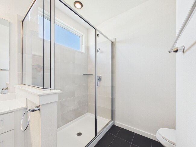 Building Photo - Great Townhouse with private yard