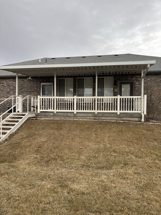 Building Photo - 85 330 E