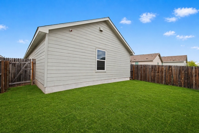 Building Photo - 3 Bed in The Silos | No Carpet + Appliances Included + Community Amenities!