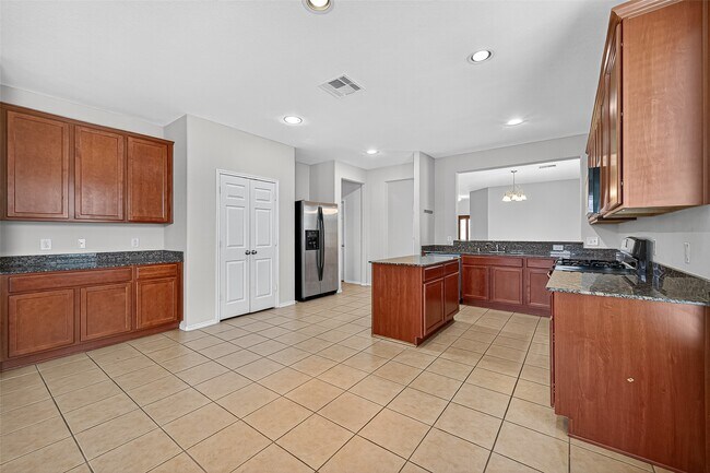 Building Photo - 1403 S Maple Dr