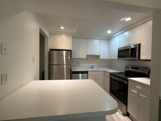 Building Photo - 595 Calais Dr