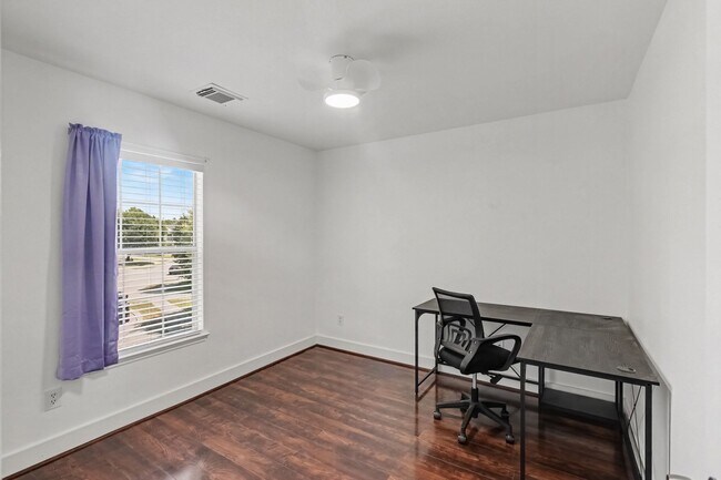 Building Photo - 800 Lightningbug Ln