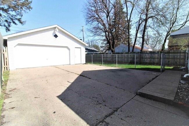 Building Photo - 3108 N Parish Ave