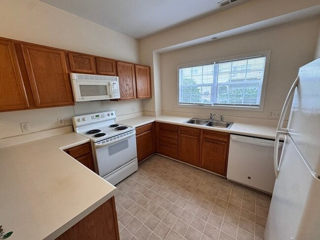 Building Photo - HUGE 3 Bed 3.5 Bath 3 Story Town Home, AVAILABLE NOW!