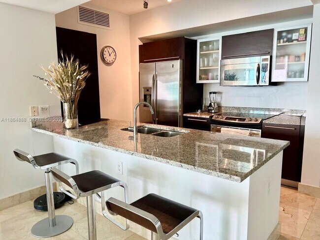 Building Photo - 950 Brickell Bay Dr