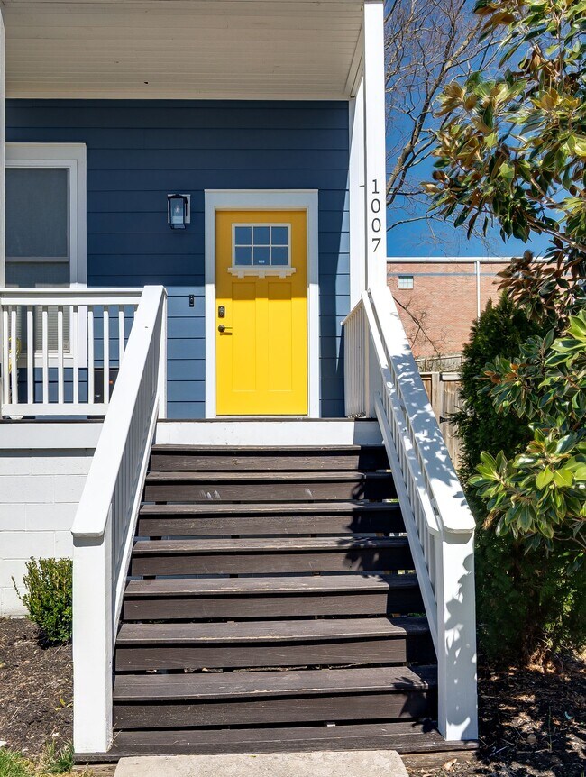 Building Photo - 1007 Dew St