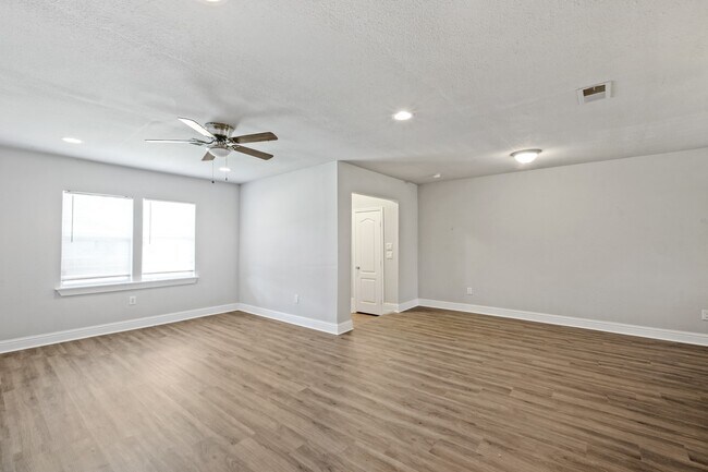 Building Photo - 5251 Pomander Rd