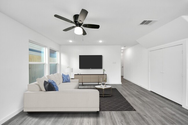 Building Photo - 2310 Wavell St