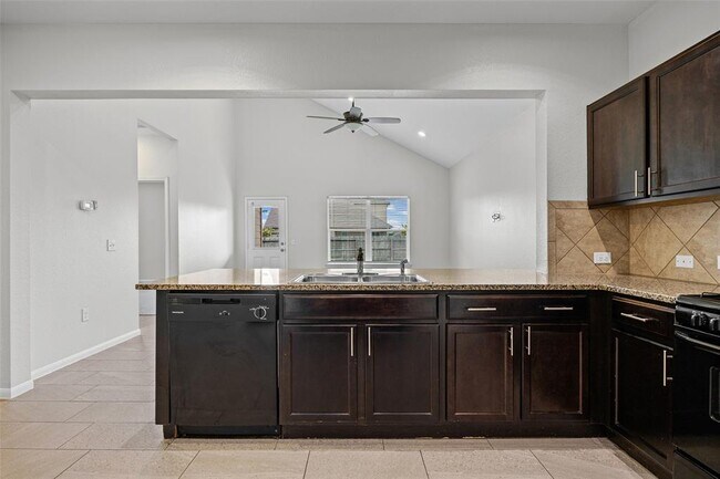 Building Photo - 518 Luna Vista Dr