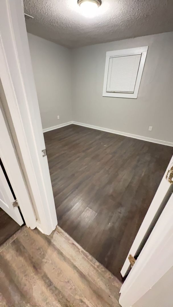 Building Photo - Spacious 4 bedroom 2 bath home - Open To Section 8