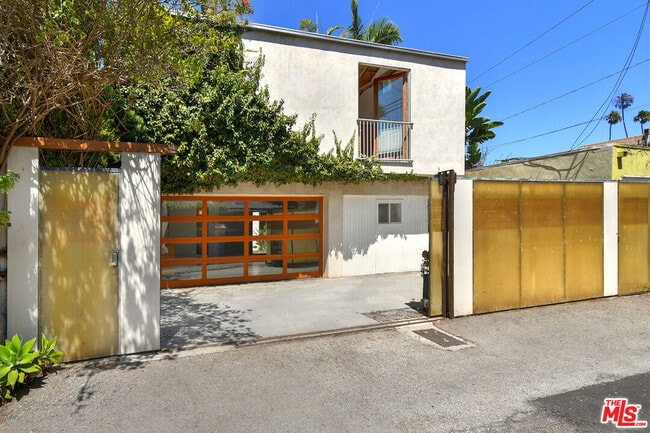 Building Photo - 656 Angelus Pl