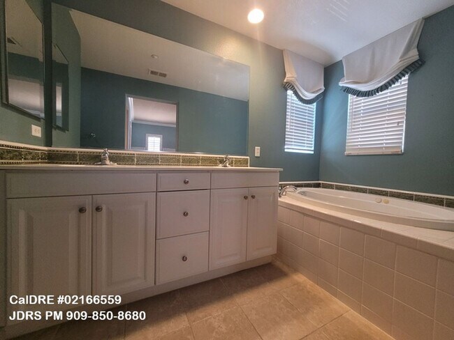 Building Photo - Riverside 3 Bedroom Home