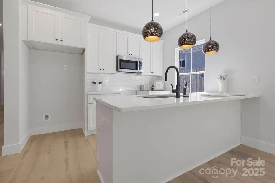 Building Photo - 3127 Columbus Cir