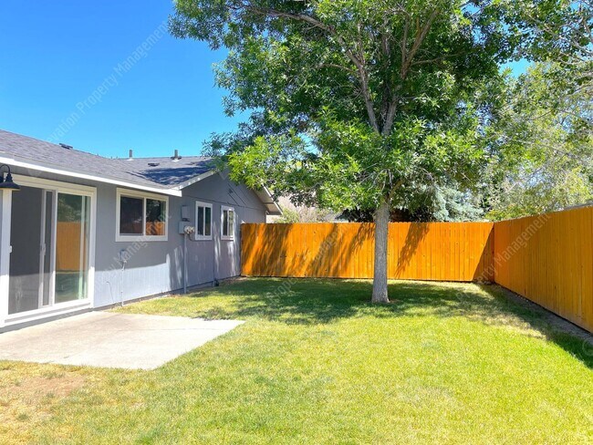 Building Photo - Recently-renovated 2 BR duplex in Redmond ...