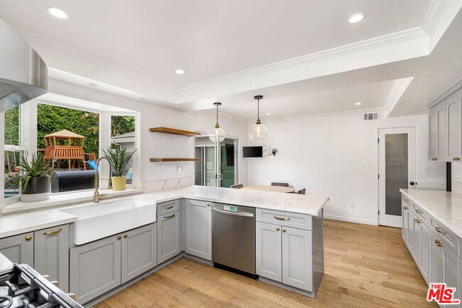 Building Photo - 13133 Morrison St