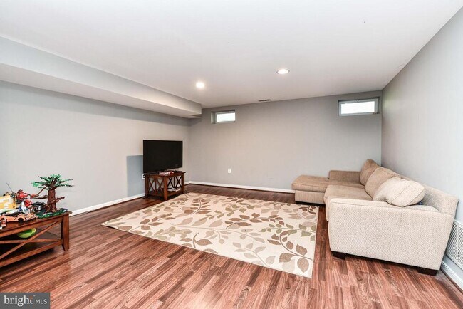 Building Photo - 641 Meade Dr SW