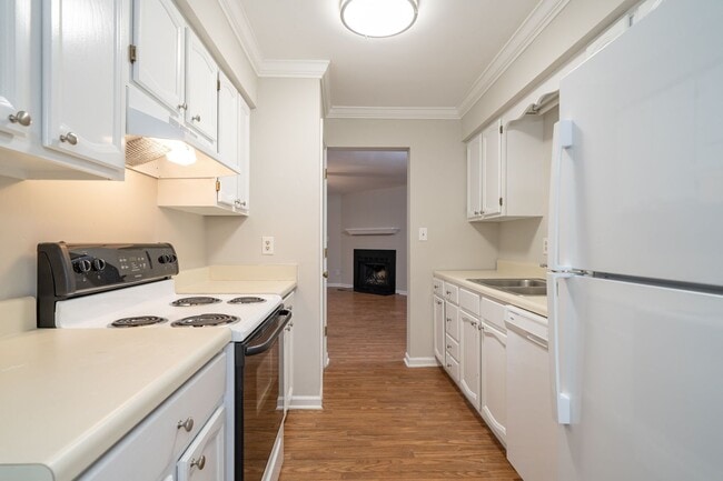 Building Photo - Gorgeous 2 Bedroom, 2.5 Bath Townhome in N Raleigh, Lot of updates!  Pet Friendly!